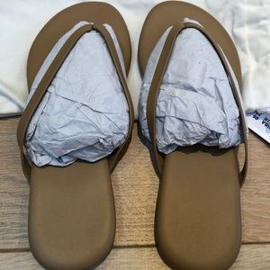 TKEES Sandals - Cocobutter Foundations Matte NWT